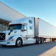 Camion neuf blanc avec remorque moderne devant concession