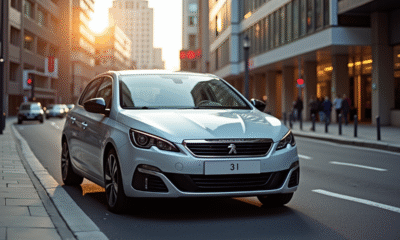 Voiture Peugeot 308 élégante en ville avec design moderne