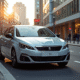 Voiture Peugeot 308 élégante en ville avec design moderne