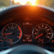Tableau de bord de voiture en plein jour avec compteur